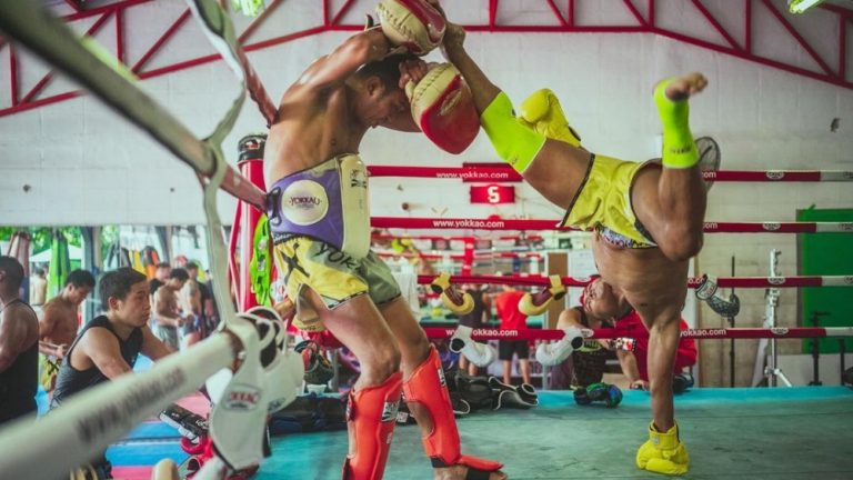 Voici comment faire la roue en Muay Thai
